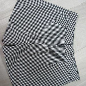 BRAND MELVILLE BLACK AND WHITE GINGHAM SHORTS